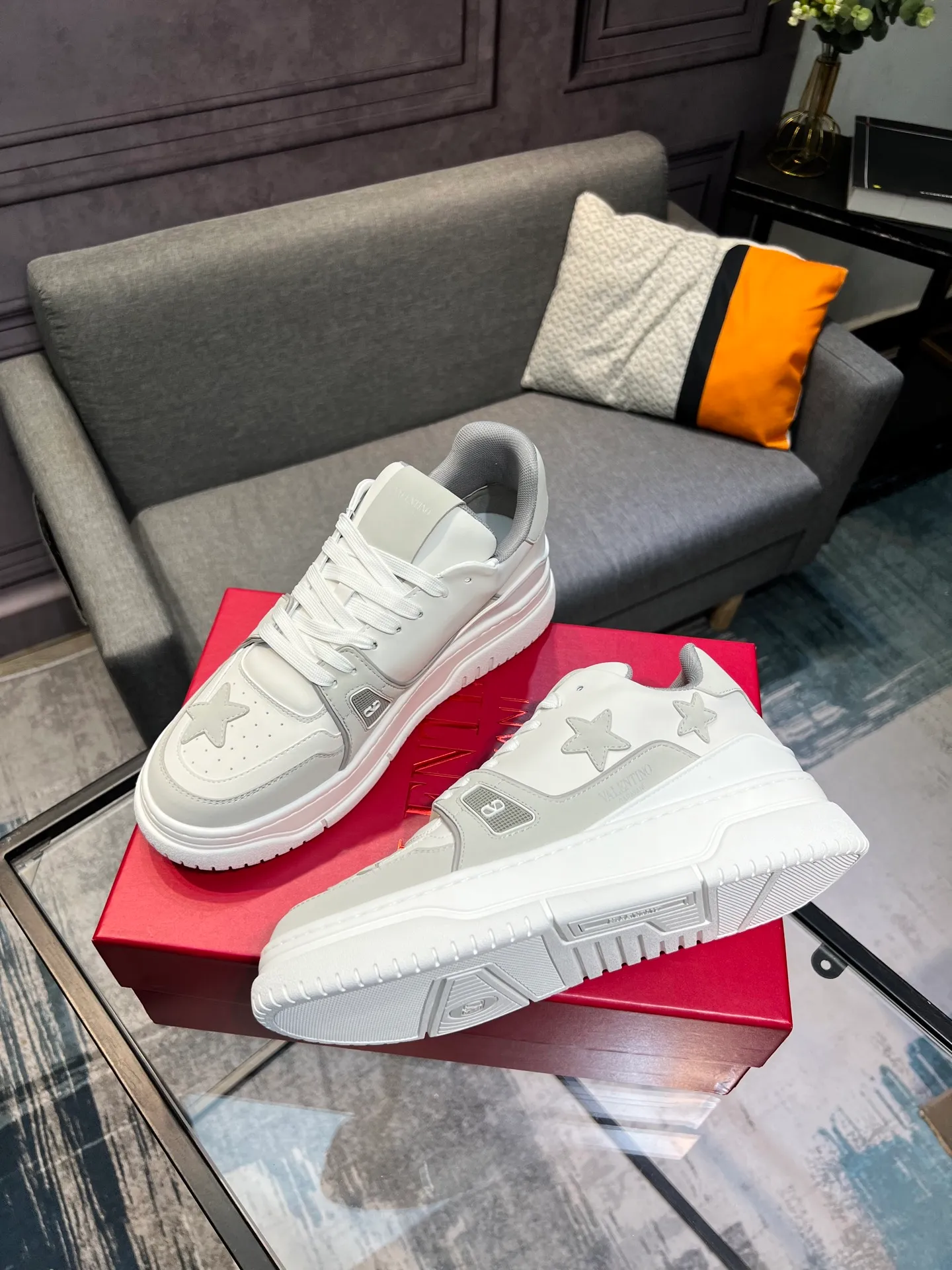Men's Men's Shoes 💰660 Valentino 2023 early autumn new star shoes are now online! Wang Hedi and Ren Jialun have been worn by many celebrities. Who can refuse the same couple shoes as Wang Hedi! The design of Stars Stab My Heart is cool and spicy. The material of the shoes is cowhide, and every color is beautiful! Size 35-40, men’s size 39-44 (women’s 41, men’s 38, 45🉑️customized)